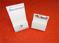 Pr�sentoir pour flyers A5 15x21 cm avec impression sur le fronton