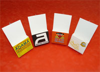 Pr�sentoir pour flyers A6 10x15 cm avec impression sur le r�ceptacle